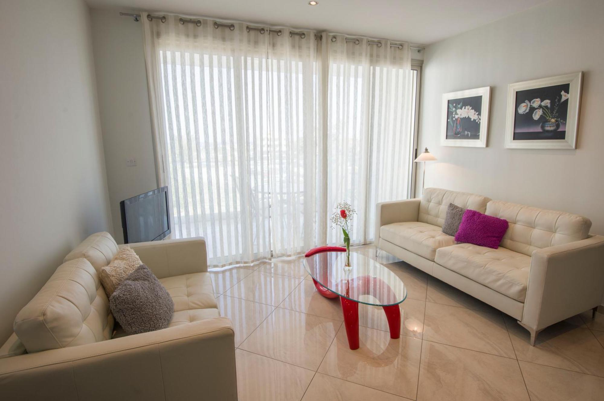 Mesogios House Suites Lárnaca Habitación foto