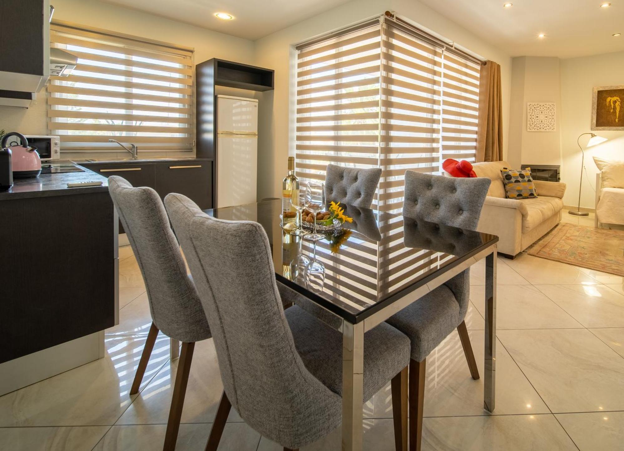 Mesogios House Suites Lárnaca Habitación foto
