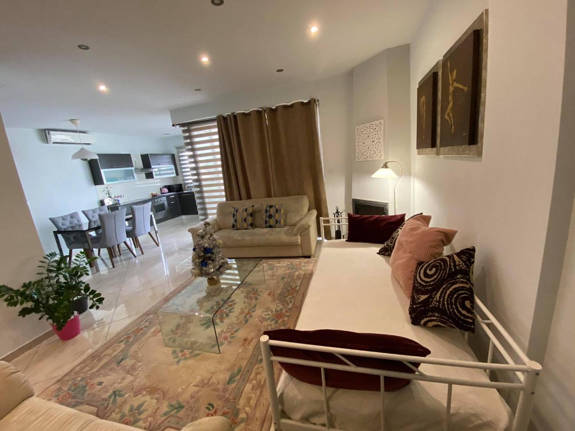 Mesogios House Suites Lárnaca Habitación foto